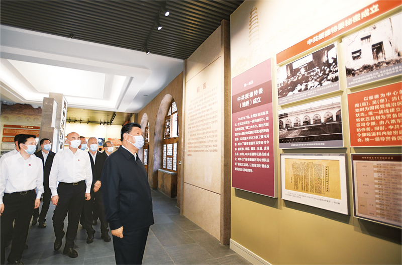 2021年9月13日至14日，中共中央總書記、國(guó)家主席、中央軍委主席習(xí)近平在陜西省榆林市考察。這是14日上午，習(xí)近平在中共綏德地委舊址考察。 新華社記者 李學(xué)仁/攝